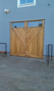 Designat  panelmönster, portar i ek med dörr i 