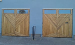 Designat  panelmönster, portar i ek med dörr i 
