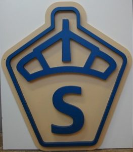 mdf skylt gul och blå med nedfräst logo